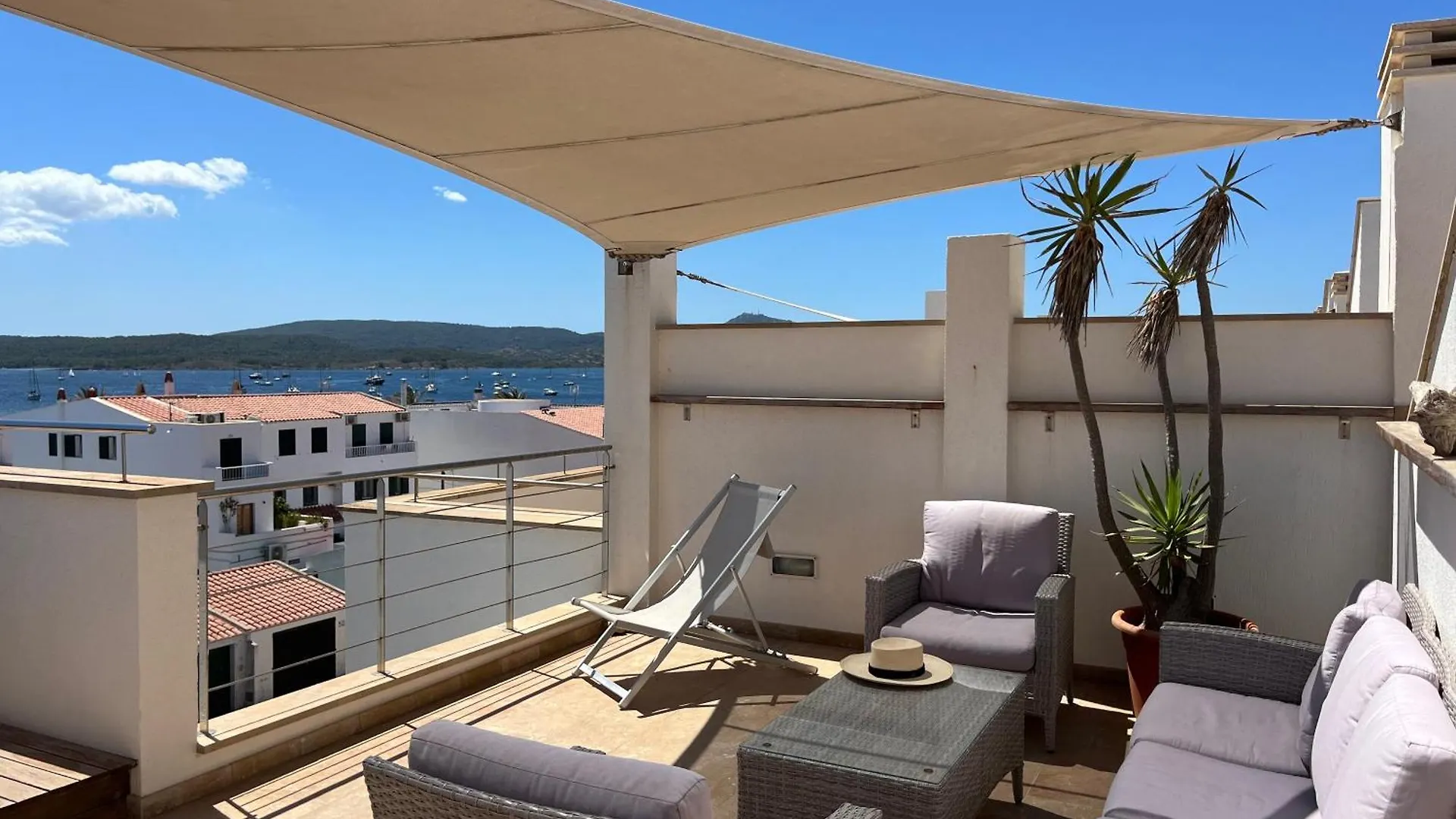 הקונטקטים של Bahia 26 By Som Menorca
